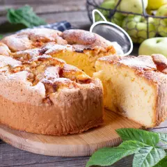 Saftiger Apfelkuchen, bestäubt mit Puderzucker. Ein Genuss für alle, die Kuchen ohne Zucker lieben.