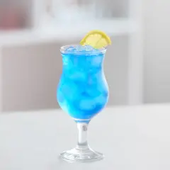 Erfrischender Blue Lagoon Cocktail mit Eis und Zitronenscheibe. Perfekt für dein Blue Lagoon Cocktail Rezept.