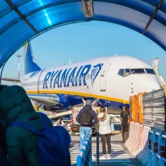 Pasażerowie wsiadają do samolotu Ryanair na lotnisku Rzym Ciampino.