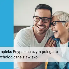 Uśmiechnięty mężczyzna i starsza kobieta, być może matka i syn, ilustrujący temat kompleksu Edypa.