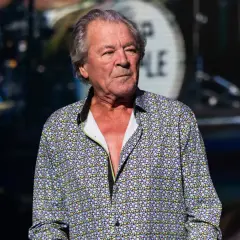 Ian Gillan, legendarny deep purple wokalista, w kolorowej koszuli na scenie.