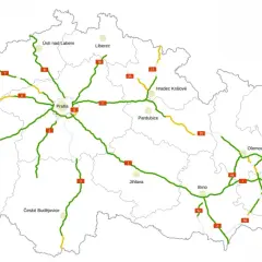Mapa autostrad w Czechach z zaznaczonymi miastami i trasami. Kolory wskazują na różne rodzaje dróg, a czerwone prostokąty z cyframi to numery dróg, które mogą być związane z opłatami.