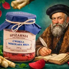 Słoik ćwikły z chrzanem, obok buraki i chrzan. Postać historyczna pisze piórem, jakby tworząc przepis na tę pyszną potrawę.