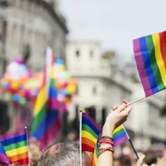 Bandiere arcobaleno sventolano in una parata, un simbolo di orgoglio che risuona anche nei locali gay di Monaco di Baviera.