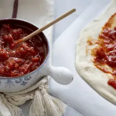 Sos do pizzy jak z pizzerii: Przepisy na pomidorowy i czosnkowy