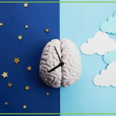 Mózg z zegarem na tle nocy i dnia. Glicyna na sen pomoże Ci zasnąć, gdy gwiazdy znikną, a chmury pojawią się na niebie.