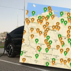 Mapa Polski z zaznaczonymi punktami ładowania samochodów elektrycznych. Czarny SUV podłączony do ładowarki.