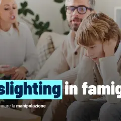 Famiglia in crisi, un bambino turbato mentre i genitori discutono. Il gaslighting in amore può distruggere i legami.