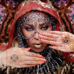 Beyoncé w bogatym stroju, z henną na dłoniach, jak w teledysku Coldplay "Hymn for the Weekend".