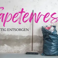 Tapetenreste richtig entsorgen: Ein Besen und ein voller Müllsack stehen vor einer abgenutzten Wand.