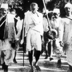 Mahatma Gandhi führt eine Gruppe von Menschen an, die sich auf einen Marsch vorbereiten.