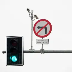 Zielone światło na sygnalizatorze, ale znak zakazu skrętu w lewo obowiązuje w godzinach 14-17.
