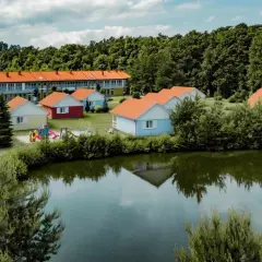 Idealne miejsce, gdzie nad morze z niemowlakiem? Urocze domki z placem zabaw nad spokojnym jeziorem, otoczone zielenią.
