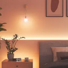 Gemütliche Schlafzimmer-Ideen mit indirekter Beleuchtung durch LED-Streifen. Sanftes Licht hinter dem Bett und an der Wand schafft Atmosphäre.