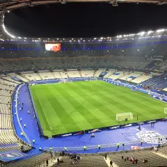 Vue aérienne du Stade de France avant un match. Le terrain de football est prêt, les tribunes sont vides. Idéal pour savoir que faire autour du Stade de France.