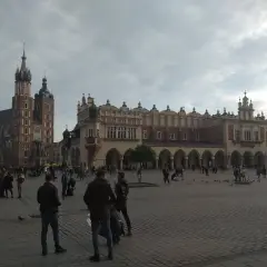 Rynek Główny w Krakowie z Sukiennicami i Kościołem Mariackim. Aby dojść z dworca PKP na rynek, wystarczy kierować się prosto ulicą.