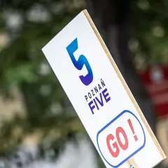 Tabliczka z napisem "POZNAŃ FIVE GO!" zachęca do startu w biegu na 5 kilometrów.