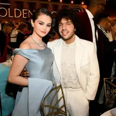 Selena Gomez i Benny Blanco na gali Golden Globe. Selena w błękitnej sukni, Benny w białym garniturze.