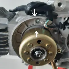 Marcas en el volante y carcasa del motor para el reglaje de válvulas.