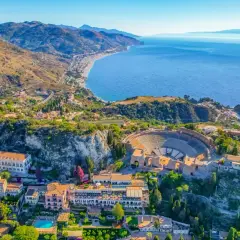 El Teatro Griego de Taormina, con el mar azul y la costa al fondo, es lo mejor de Sicilia.