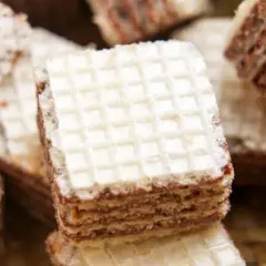 Stosy wafli z kremem czekoladowym, idealne na najprostsza masa do wafli.