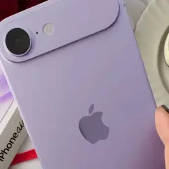 Fioletowy iPhone 17, obok pudełka z napisem "iPhone", malin i serduszkowych ciasteczek. Kiedy premiera?