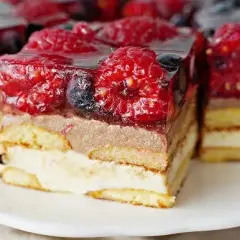 Przepis na ciasto proszkowe z owocami – szybkie i pyszne desery do wypróbowania