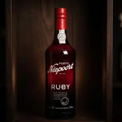 Butelka wina Porto Niepoort Ruby w drewnianej skrzynce. To jest co to jest porto – słodkie, wzmacniane wino z Portugalii.