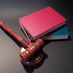 Niezwrócona książka z Biedronki? Utrata kaucji to jedyna kara!