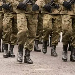 Żołnierze w mundurach polowych maszerują w zwartym szyku. Służby mundurowe w pełnym rynsztunku, gotowi do akcji.