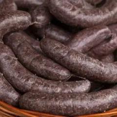 Kaszanka w koszyku z wikliny, gotowa do przyprawienia.