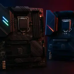 Deux cartes mères modernes, éclairées par des LED bleues et rouges. La taille carte mère est standard pour un PC gamer.