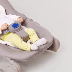 Säker babysitter för bebisar i alla åldrar, som en BabyBjörn. Liten bebis i gungstol.