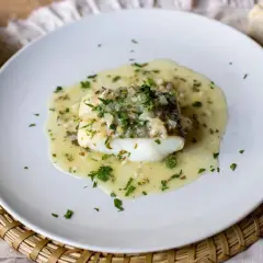 Un delicioso bacalao en salsa verde, con perejil fresco picado y trocitos de cebolla.