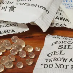 Silica-Gel-Beutel und Kügelchen, die Feuchtigkeit absorbieren. Was ist Silica? Ein Trockenmittel, das vor Nässe schützt.