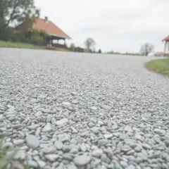 Jak obliczyć tłuczeń na podjazd? Poradnik eksperta (m³ i tony)