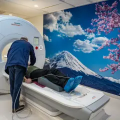 Pacjent na badaniu rezonansem magnetycznym. Czy kontrast jest szkodliwy? Lekarz przygotowuje pacjenta do badania.