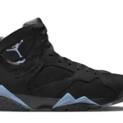 Czarny but Air Jordan 7 Retro z jasnoniebieskimi akcentami i logo Jumpman.