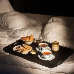 Frukost på sängen med pannkakor, croissant, te och honung från Hasselbacken. En perfekt start på dagen.