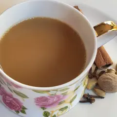 Aromaticzne przyprawy: cynamon, kardamon, goździki i gałka muszkatołowa, idealne do herbaty indyjskiej przepis.