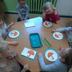 Jak powstaje deszcz w przedszkolu – proste eksperymenty i zabawy