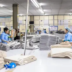 Zarobki na produkcji 2026: Mediana, widełki i jak zarobić więcej