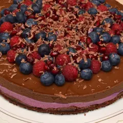 Chokladtårta med bär och granatäpple, en härlig sockerfri tårta som ser lika god ut som den smakar.