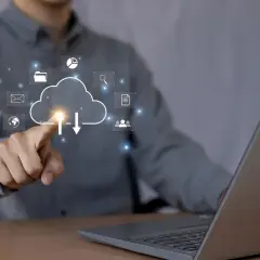 Un hombre interactúa con iconos digitales de **fotos en la nube** y datos, indicando la gestión de información en línea.