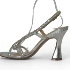 Sandalo argento con strass scintillanti, tacco scultoreo e cinturino alla caviglia. Un tocco di glamour per ogni occasione, come un sogno di alma blue.