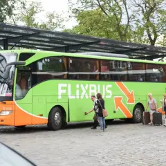 Zieloni Flixbus z pasażerami i bagażami. Studenci podróżują taniej dzięki flixbus zniżka studencka.