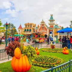 Disneyland Paris w jesiennej odsłonie z dyniami i postaciami Disneya.