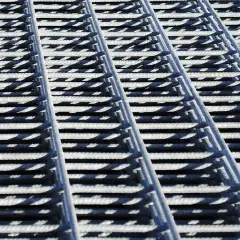 Detailaufnahme von Betonstahlmatten, die wie eine Tabelle angeordnet sind.