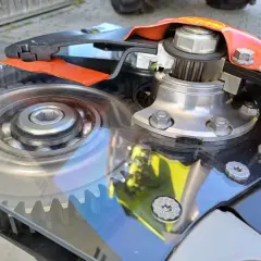 Widok mechanizmu napędowego listwy tnącej do kosiarki listwowej z widocznym łożyskiem i zębatką.