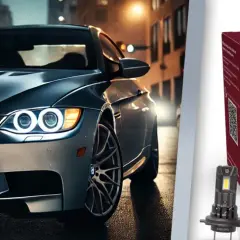 Srebrne auto z włączonymi światłami LED na tle miasta. Obok opakowanie żarówek Philips Ultinon Access, które jakie żarówki odmienią nocną jazdę.